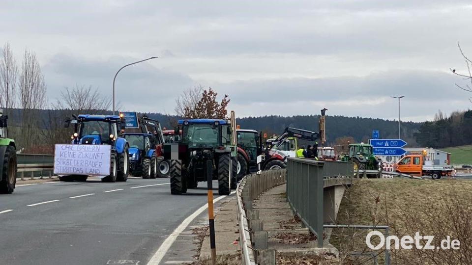 Im Landkreis Schwandorf werden mehrere Autobahnzufahrten blockiert. Bild: Claudia Völkl