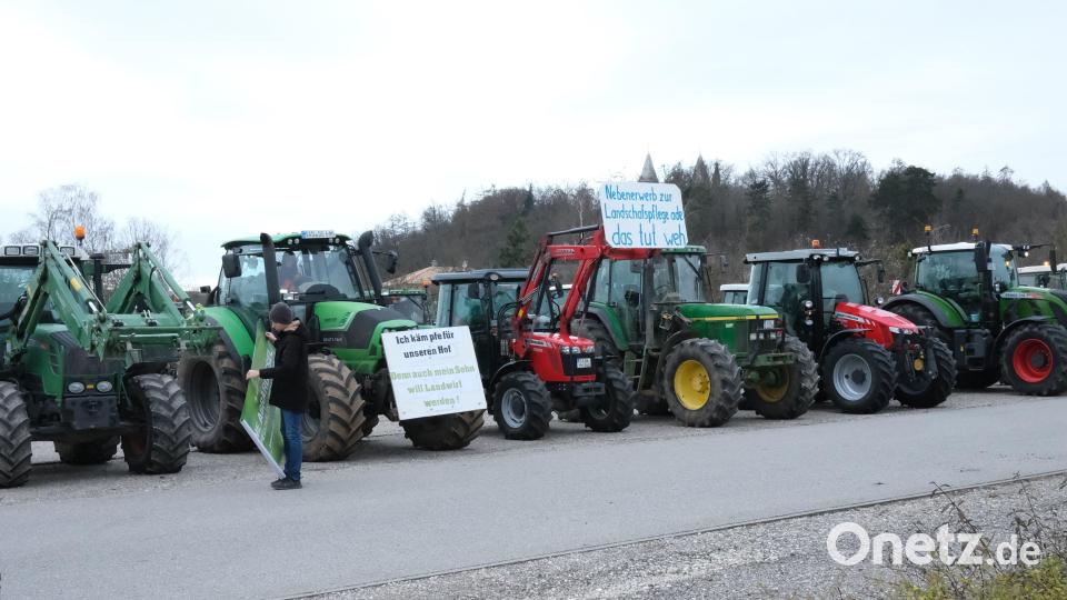Um halb sechs ist Matthias Schuster aus Nerping bei Nittenau schon in Richtung Schwandorf aufgebrochen, um rechtzeitig an der Demo auf dem Parkplatz des Tierzuchtzentrums teilnehmen zu können. Nach der Kundgebung beteiligte er sich mit seinem Schlepper an einer „Stadtrundfahrt“. Auch bei der Demo abends auf dem Schwandorfer Marktlatz will Matthias Schuster dabei sein. Bild: Hirsch