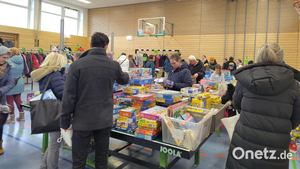 Der Baby- und Kinderkleidung aus zweiter Hand sind gefragt. Die Resonanz auf den Basar in Luhe war groß. Bild: Thaler/exb