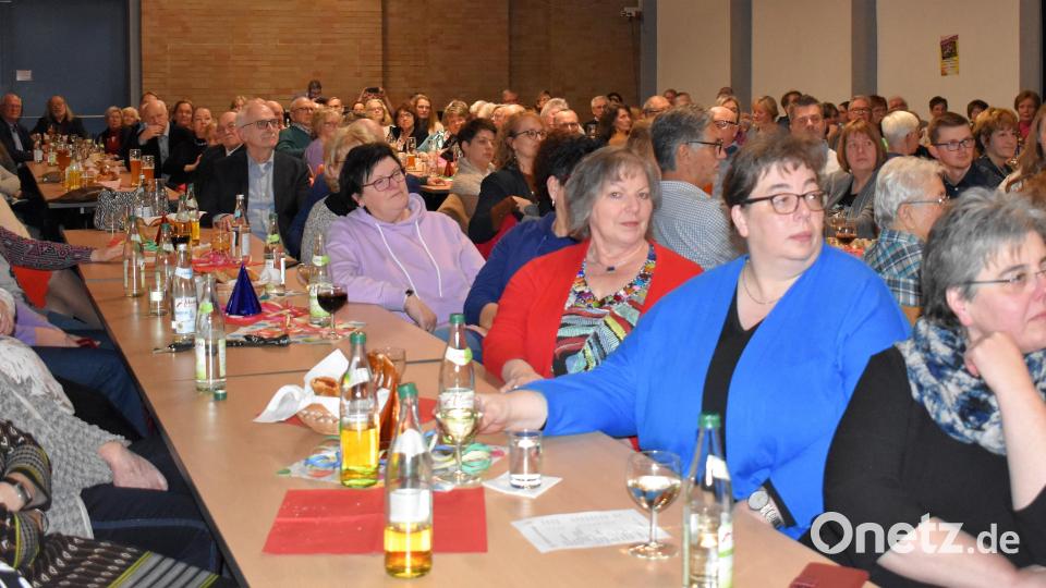Die Stadthalle war mit Gästen gut gefüllt, die den Klängen der "Goldenen Zwanziger" lauschten. Bild: rgr