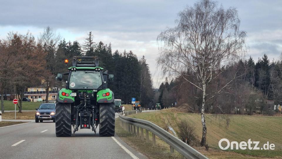 Die Protestwoche der Landwirte hat begonnen. Es sind zahlreiche Aktionen und Versammlungen angekündigt. Landwirte aus dem Landkreis Neustadt/WN machen sich auf den Weg zur Kundgebung in Weiden. Bild: jak