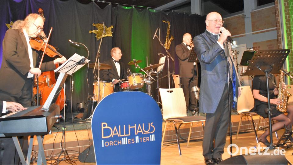 Zum 40-jährigen Jubiläum des Kulturkreises Pressath gratuliert das "Ballhausorchester" mit Peter Wittmann in der Pressather Stadthalle. Bild: rgr