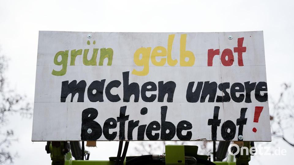 Die Protestwoche der Landwirte hat begonnen. Für Montag, 8. Januar 2023, sind zahlreiche Aktionen und Versammlungen angekündigt. Auf dem Großparkplatz in Weiden treffen sich Landwirte zur Kundgebung. Bild: Alexander Unger