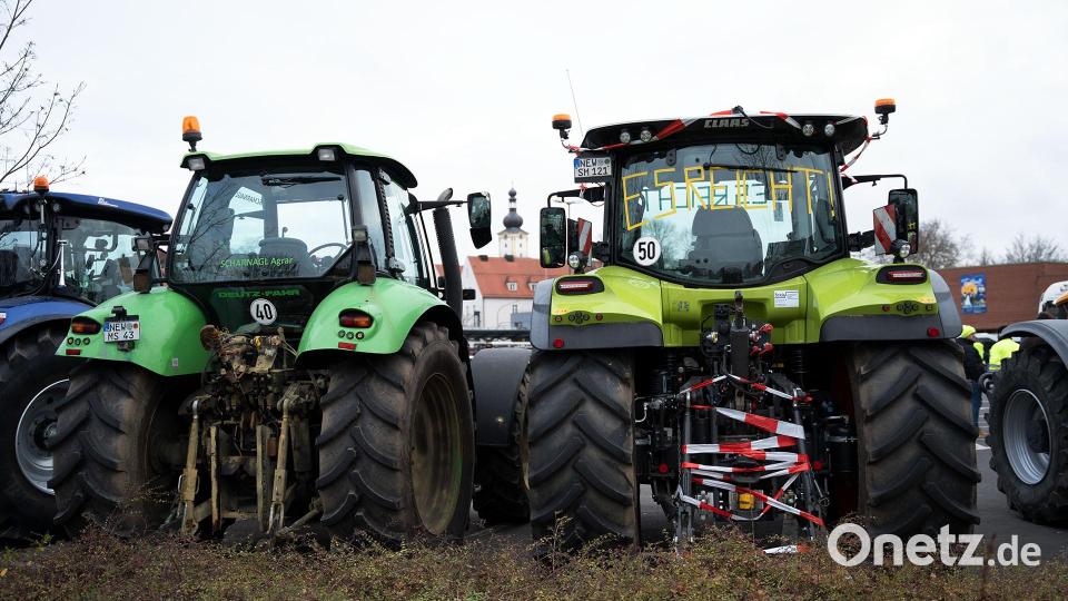 Die Protestwoche der Landwirte hat begonnen. Für Montag, 8. Januar 2023, sind zahlreiche Aktionen und Versammlungen angekündigt. Auf dem Großparkplatz in Weiden treffen sich Landwirte zur Kundgebung. Bild: Alexander Unger