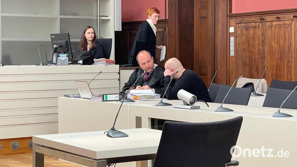 Verteidiger Jörg Jendricke spricht mit seinem Mandanten im Vorfeld der Plädoyers im Prozess um eine Vergewaltigung in Schwandorf. Bild: Nils Ganzmann