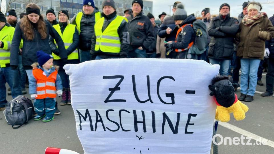 Bereits am frühen Montagmorgen gibt es erste Verkehrsbehinderungen. Dann versammelten sich die Landwirte zum Auftakt der Protestwoche auf dem Großparkplatz in Weiden. Bild: Gabi Schönberger