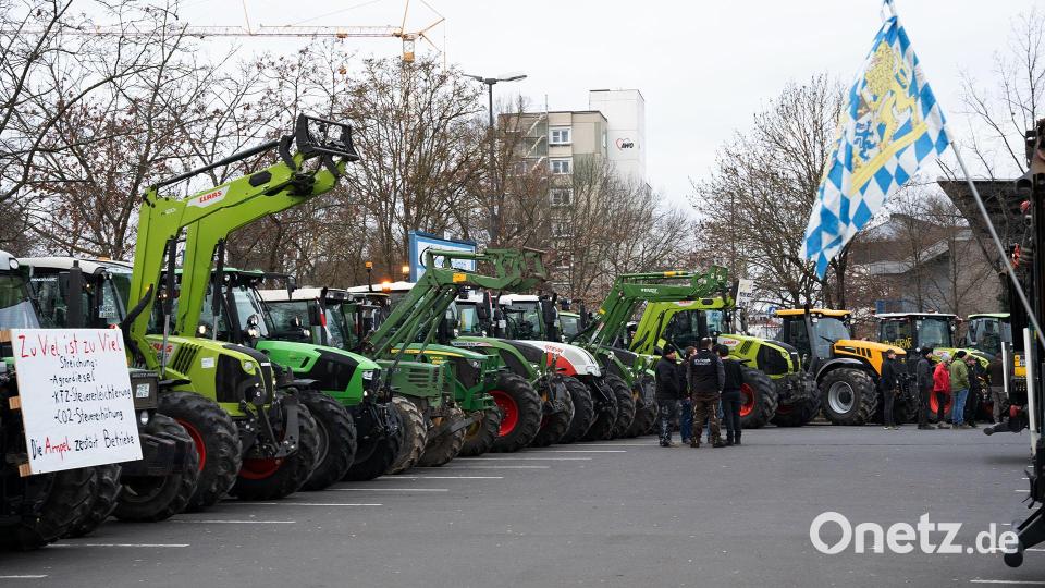 Die Protestwoche der Landwirte hat begonnen. Für Montag, 8. Januar 2023, sind zahlreiche Aktionen und Versammlungen angekündigt. Auf dem Großparkplatz in Weiden treffen sich Landwirte zur Kundgebung. Bild: Alexander Unger