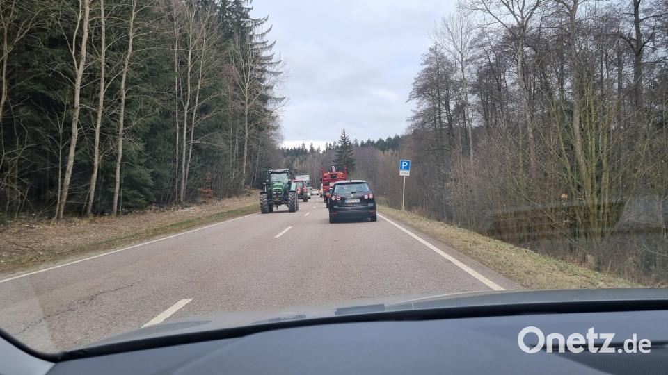 Die Protestwoche der Landwirte hat begonnen. Es sind zahlreiche Aktionen und Versammlungen angekündigt. Landwirte aus dem Landkreis Neustadt/WN machen sich auf den Weg zur Kundgebung in Weiden. Bild: jak