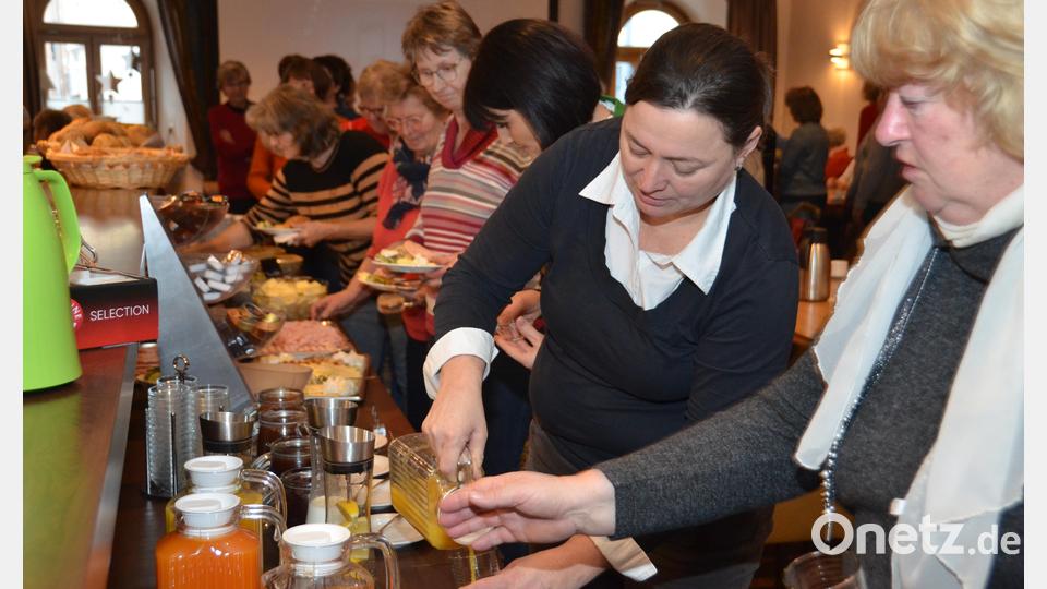 Rund 100 Frauen aus der gesamten Region stärken sich beim Landfrauenfrühstück. Bild: dob