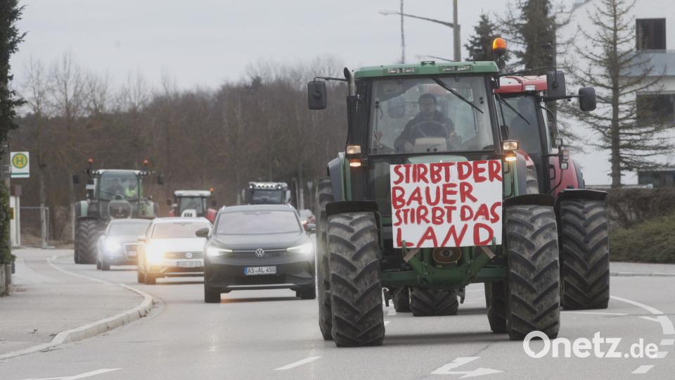 Um halb sechs ist Matthias Schuster aus Nerping bei Nittenau schon in Richtung Schwandorf aufgebrochen, um rechtzeitig an der Demo auf dem Parkplatz des Tierzuchtzentrums teilnehmen zu können. Nach der Kundgebung beteiligte er sich mit seinem Schlepper an einer „Stadtrundfahrt“. Auch bei der Demo abends auf dem Schwandorfer Marktlatz will Matthias Schuster dabei sein. Bild: Hirsch