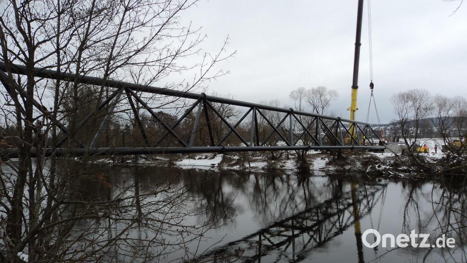 Die Firma Godelmann aus Fensterbach setzt auf eine Förderbandbrücke über der Naab, um Kies vom Kieswerk bei Schwarzenfeld zur Sortieranlage zu transportieren. Bild: ksi