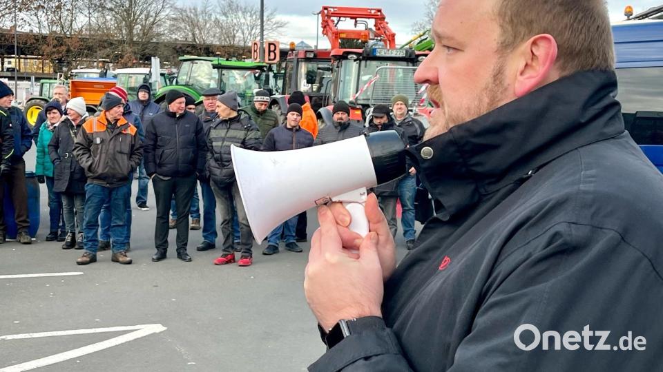 Bereits am frühen Montagmorgen gibt es erste Verkehrsbehinderungen. Dann versammelten sich die Landwirte zum Auftakt der Protestwoche auf dem Großparkplatz in Weiden. Bild: Gabi Schönberger
