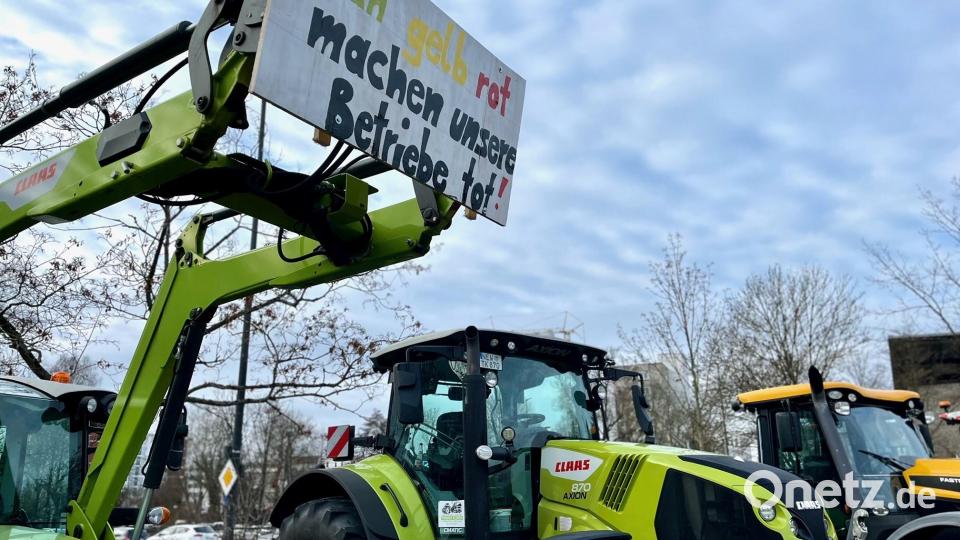 Bereits am frühen Montagmorgen gibt es erste Verkehrsbehinderungen. Dann versammelten sich die Landwirte zum Auftakt der Protestwoche auf dem Großparkplatz in Weiden. Bild: Gabi Schönberger