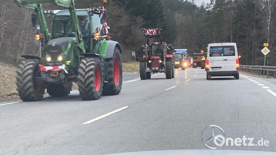 Auf der B 22 zwischen Lerau und Leuchtenberg waren am Montagmorgen Landwirte zum Auftakt der Protestwoche unterwegs. Bild: sl