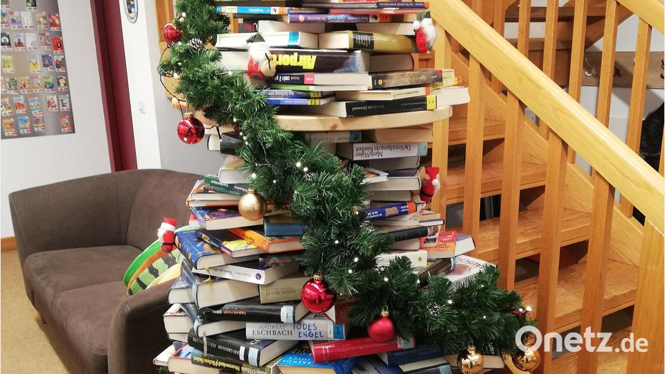 Einen Weihnachtsbaum aus Büchern gestaltete die Stadtbücherei Waldsassen. Geschätzt werden musste die Zahl der verwendeten Bücher. Bild: Stadtbücherei Waldsassen/exb