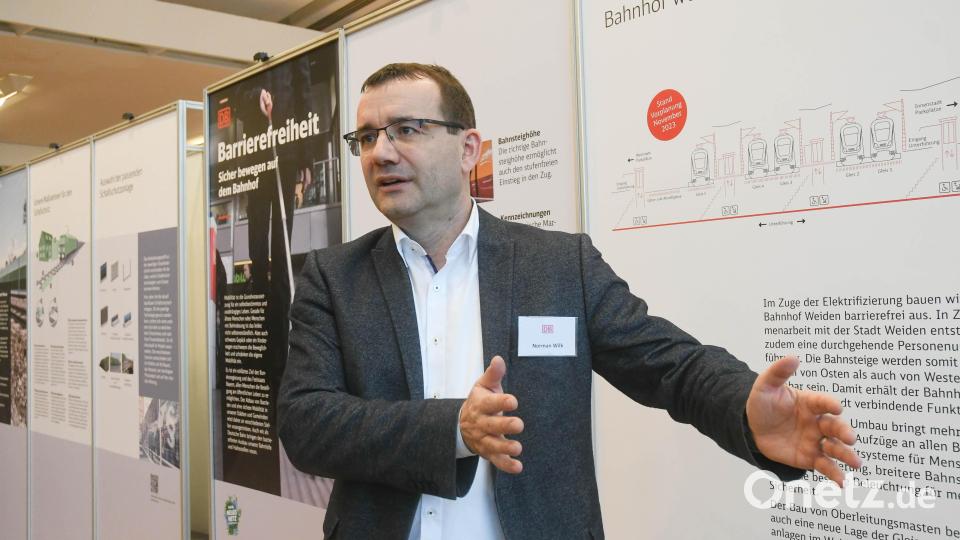 Gesamtprojektleiter für den Bahnausbau Nordostbayern Norman Wilk will mit dem &quot;Infomarkt&quot; Besuchern den Stand der Planung verständlich machen. Bild: Gabi Schönberger