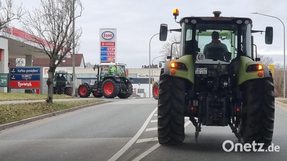 Die Protestwoche der Landwirte hat begonnen. Es sind zahlreiche Aktionen und Versammlungen angekündigt. Landwirte aus dem Landkreis Neustadt/WN machen sich auf den Weg zur Kundgebung in Weiden. Bild: jak