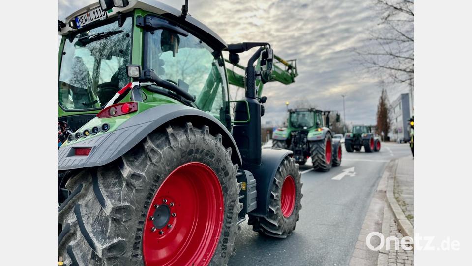 Die Protestwoche der Landwirte hat begonnen. In Weiden versammeln sich Landwirte zur Sternfahrt durch die Stadt. Bild: Gabi Schönberger
