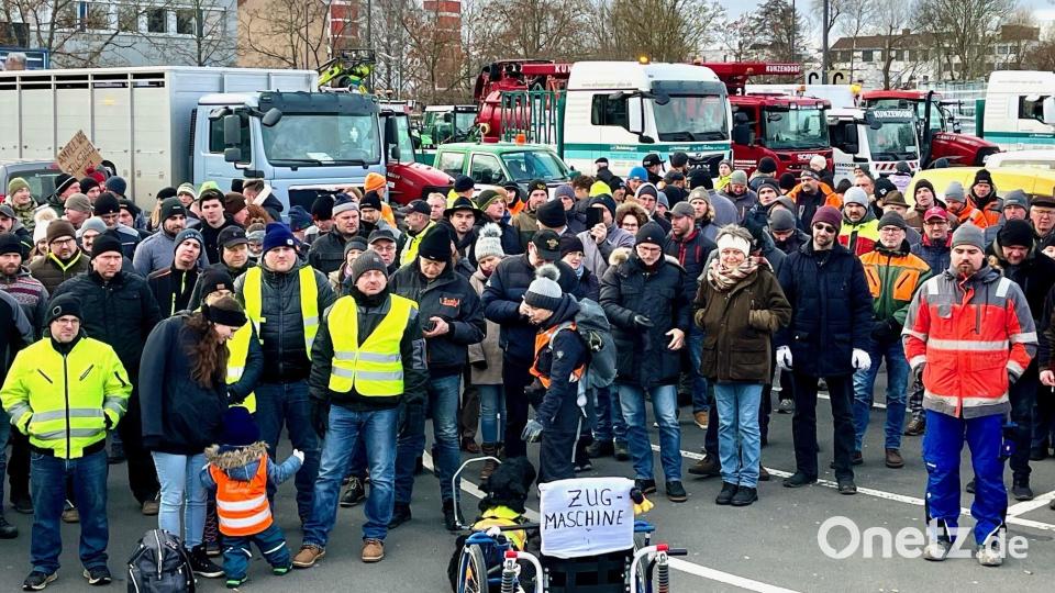 Bereits am frühen Montagmorgen gibt es erste Verkehrsbehinderungen. Dann versammelten sich die Landwirte zum Auftakt der Protestwoche auf dem Großparkplatz in Weiden. Bild: Gabi Schönberger