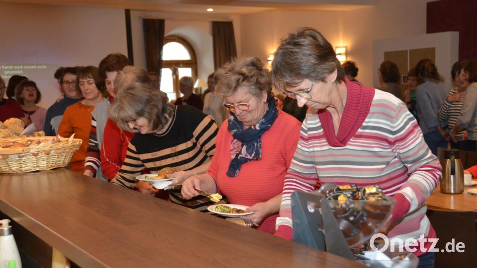 Die kulinarischen Genüsse locken beim Landfrauenfrühstück im Gasthof &quot;Drei Lilien&quot; die Besucher an. Bild: dob