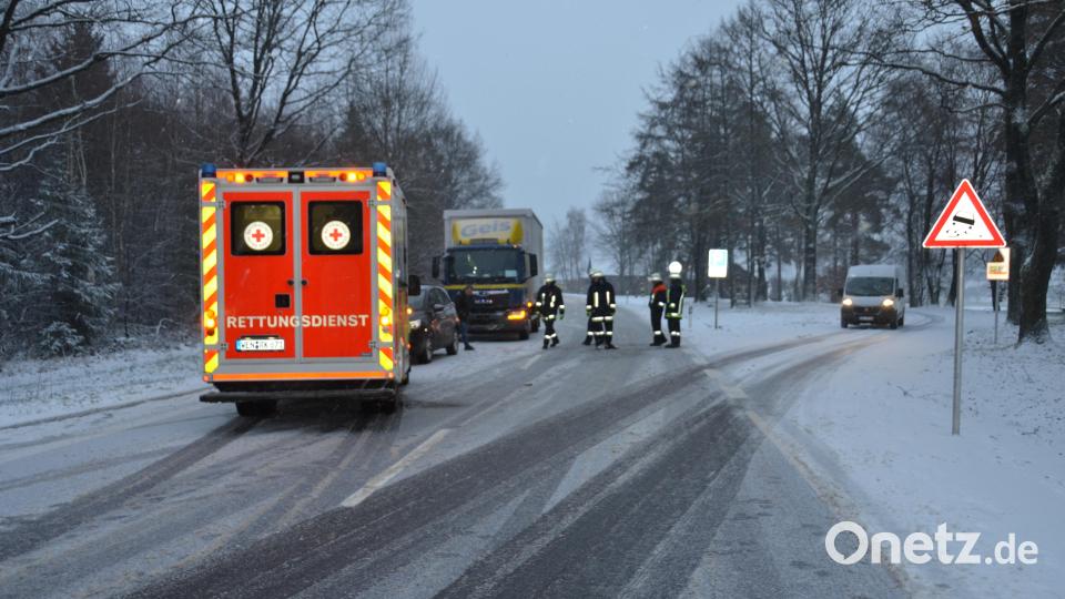 Ein junger Mann wurde bei einem Auffahrunfall nahe Zeßmannsrieth leicht verletzt. Bild: dob