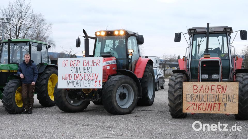 Um halb sechs ist Matthias Schuster aus Nerping bei Nittenau schon in Richtung Schwandorf aufgebrochen, um rechtzeitig an der Demo auf dem Parkplatz des Tierzuchtzentrums teilnehmen zu können. Nach der Kundgebung beteiligte er sich mit seinem Schlepper an einer „Stadtrundfahrt“. Auch bei der Demo abends auf dem Schwandorfer Marktlatz will Matthias Schuster dabei sein. Bild: Hirsch