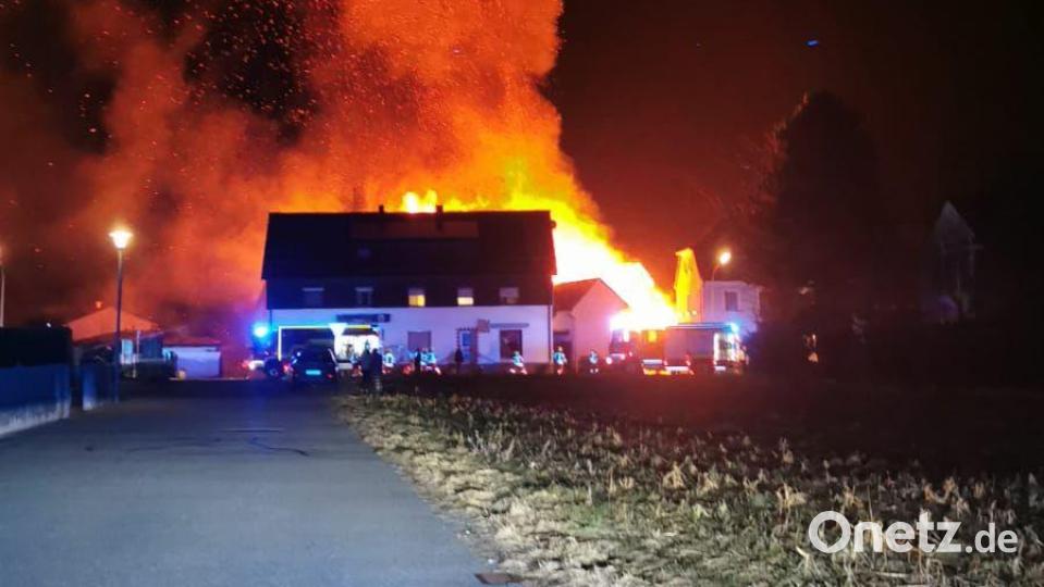 In Dürnast brannte eine Scheune lichterloh. Bild: Feuerwehr Kaltenbrunn/exb