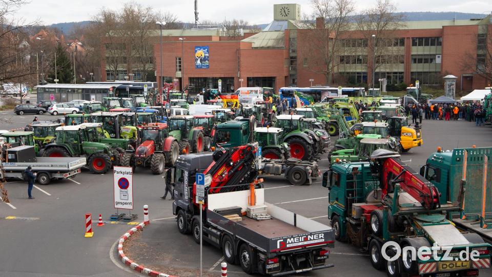 Die Protestwoche der Landwirte hat begonnen. In Weiden versammeln sich Landwirte auf dem Großparkplatz im Stadtzentrum. Bild: Alexander Unger