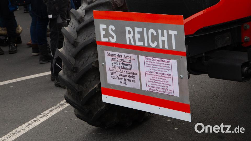 Die Protestwoche der Landwirte hat begonnen. In Weiden versammeln sich Landwirte auf dem Großparkplatz im Stadtzentrum. Bild: Alexander Unger