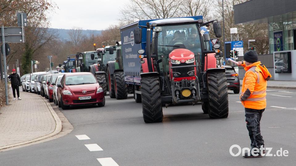 Die Protestwoche der Landwirte hat begonnen. In Weiden versammeln sich Landwirte auf dem Großparkplatz im Stadtzentrum. Bild: Alexander Unger