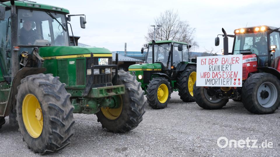 Um halb sechs ist Matthias Schuster aus Nerping bei Nittenau schon in Richtung Schwandorf aufgebrochen, um rechtzeitig an der Demo auf dem Parkplatz des Tierzuchtzentrums teilnehmen zu können. Nach der Kundgebung beteiligte er sich mit seinem Schlepper an einer „Stadtrundfahrt“. Auch bei der Demo abends auf dem Schwandorfer Marktlatz will Matthias Schuster dabei sein. Bild: Hirsch