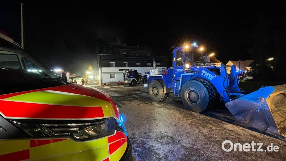 Fast 200 Einsatzkräfte sind bei dem Brand in Dürnast im Einsatz. Auch das THW rückte an. Bild: Feuerwehr Kaltenbrunn/exb