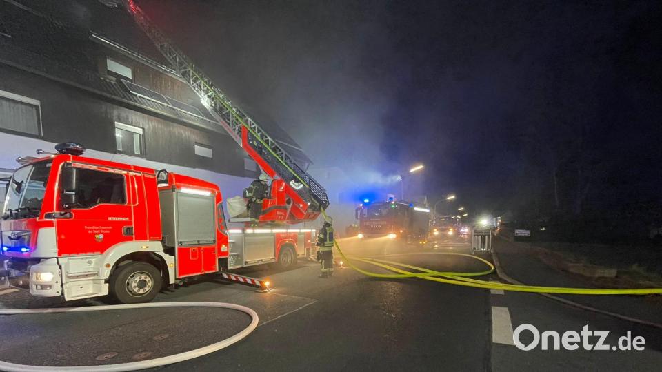 Bei dem Brand in Dürnast muss die Feuerwehr mit der Drehleiter anrücken. Bild: Feuerwehr Kaltenbrunn/exb