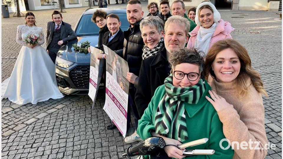 Ab 19. Januar darf wieder gewürfelt werden. An den &quot;Weidener Hochzeitswochen&quot; beteiligen sich elf Fachgeschäfte. Gemeinsam mit Oberbürgermeister Jens Meyer (Vierter von links) rühren sie die Werbetrommel für die Aktion. Bild: Gabi Schönberger