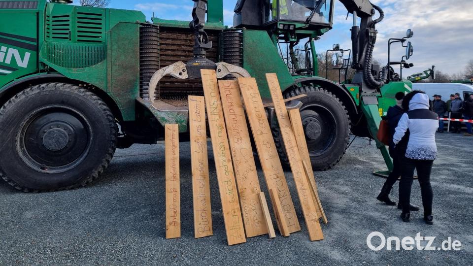 Bei der Kundgebung der Landwirte zum Auftakt der Protestwoche soll auch Holz gehäckselt werden. Bild: kaz
