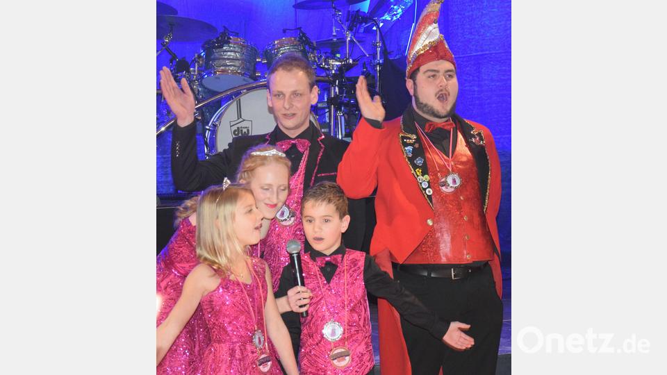 &quot;Schmcidmühlen OHO&quot; Viele Faschingsfreunde hießen die beiden Prinzenpaare mit Sophia I. und Dominik I sowie das große Prinzenpaar mit Prinzessin Jessica I. und Prinzgemahl Philipp I. zusammen mit Komiteepräsident Fabian Simon willkommen. Bild: bö