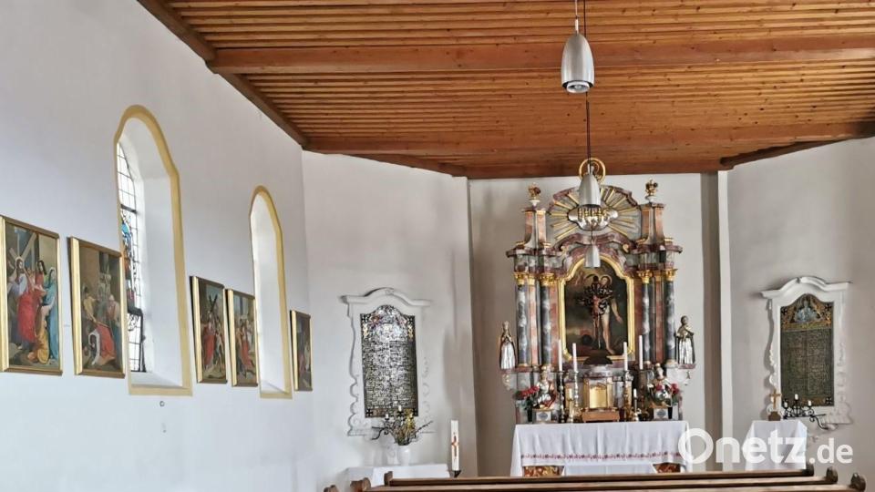 In der Kapelle befinden sich ein Barock-Altar mit dem Heiligen Sebastian, ein Kreuzweg, Fenster mit Glasmalereien und zwei Gedenktafeln mit den Namen der Gefallenen von 1914 bis 1918. Bild: gz