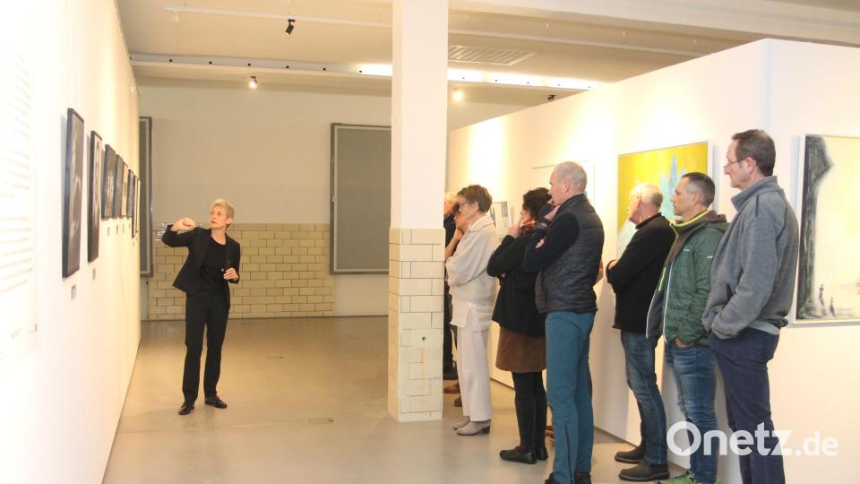 Hannah Bischof (links) hat aufmerksame Zuhörer bei der Präsentation ihrer Ausstellung. Bild: pi