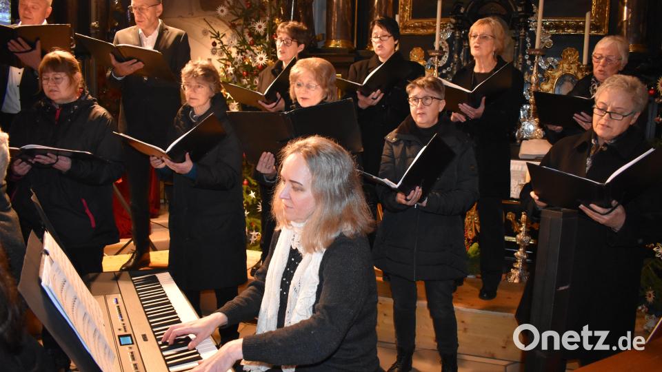 Die Chorgemeinschaft &quot;St. Georg&quot; in der Pressather Georgskirche beim 1. Mitsingkonzert. Bild: rgr