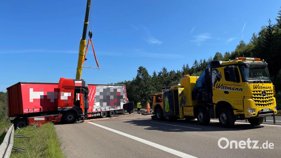 Der verunglückte Lkw blockierte beide Fahrspuren der A6 in Richtung Nürnberg und musste mit Hilfe eines Autokrans geborgen werden. Bild: Kreisbrandinspektion Amberg-Sulzbach/exb