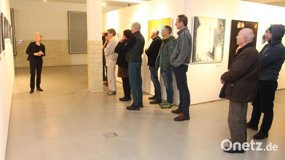 Hannah Bischof (links) hat aufmerksame Zuhörer bei der Präsentation ihrer Ausstellung. Bild: pi