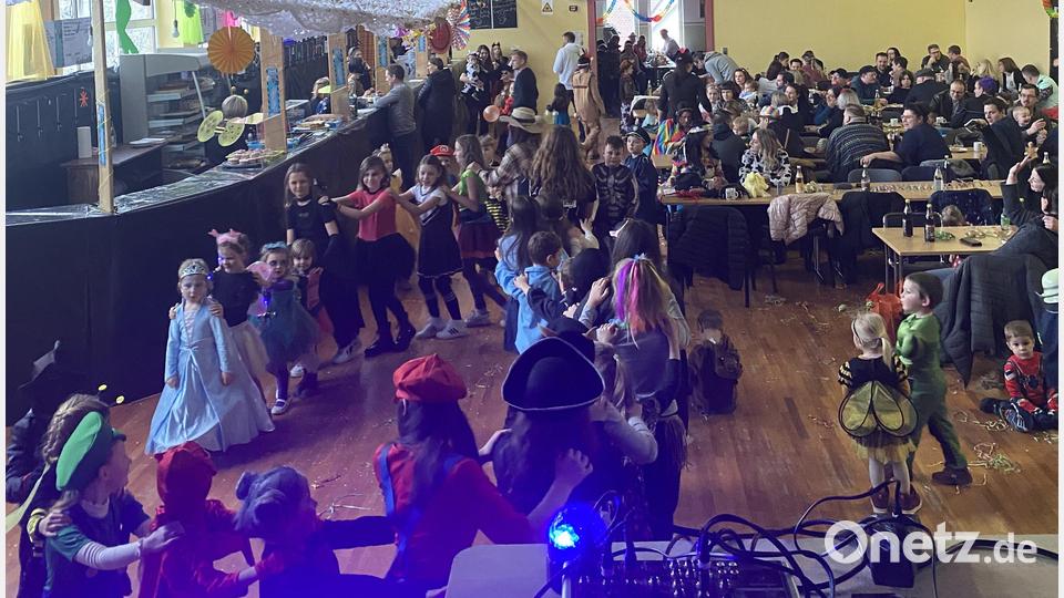 Eine lange Polonaise zog sich durch das Jugendheim in Griesbach. Bild: Katharina Schöner/exb