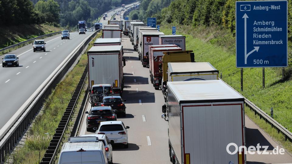 Auf der A6 bei Amberg in Fahrtrichtung Nürnberg, staute sich der Verkehr nach einem Lkw-Unfall kilometerlang. Auch auf den Umleitungsrouten durch Amberg und Kümmersbruck waren die Straßen dicht. Bild: Wolfgang Steinbacher