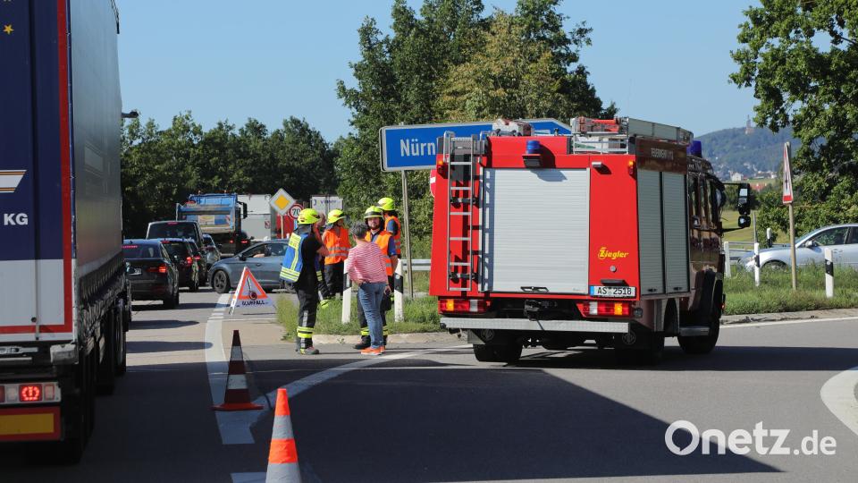 Die Autobahn war zwischen den Anschlussstellen Amberg-Süd (Bild) und -West rund drei Stunden gesperrt, die Feuerwehr leitete den Verkehr an den Auffahrten vorbei. Bild: Wolfgang Steinbacher