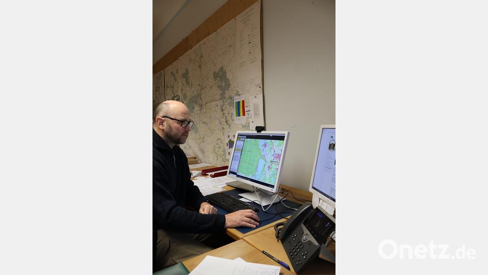 Förderung, Beratung, Stellungnahmen und Netzwerk – das Aufgabengebiet von Günter Dobler erstreckt sich über mehrere Bereiche. Doblers Ziel ist bei allen Forst-Handlungen „dabei möglichst bürgernah und menschlich“ aufzutreten. Bild: AELF TW/exb