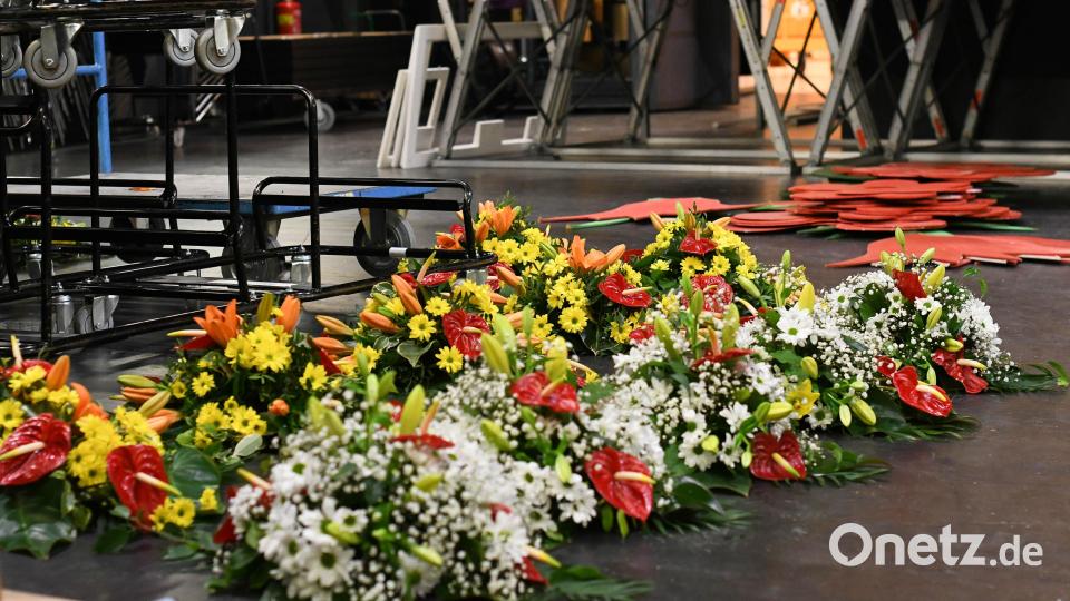 Jeder Gast darf am Ende vom Blumenschmuck etwas mit Hause nehmen. Bild: Gabi Schönberger