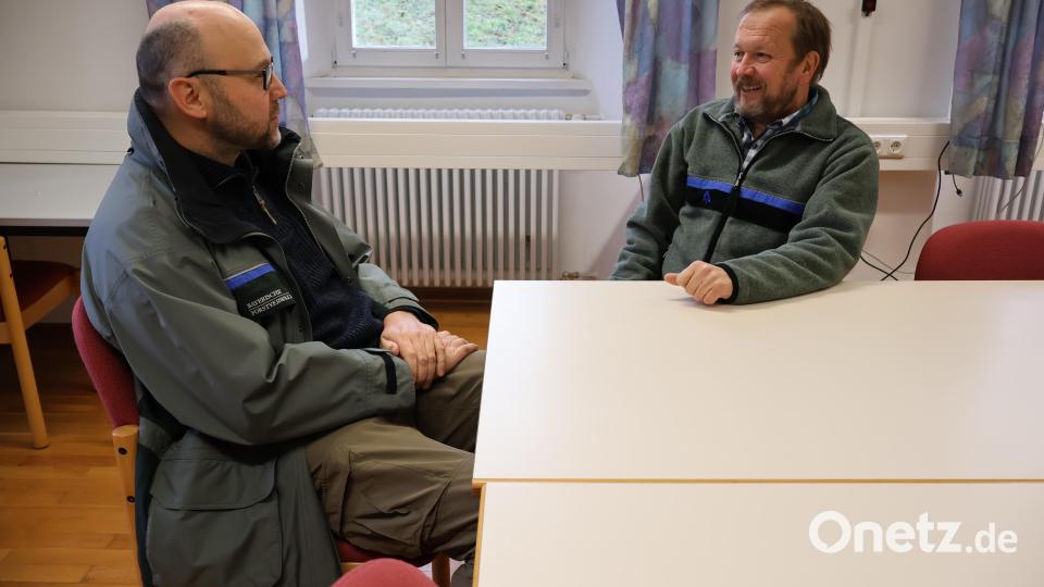 Moritz Neuman (rechts im Bild), der Vorgänger von Günter Dobler (links im Bild), sorgte durch seinen persönlichen Einsatz für eine nahtlose Übergabe des Abteilungsleiterpostens. Bild: AELF TW/exb