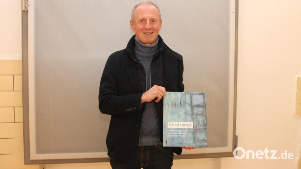 Prof. Dr. Jörg Skriebeleit mit dem Buch &quot;Verdrängt - die Erinnerung an die nationalsozialistischen ‚Euthanasie‘-Morde&quot;. Bild: pi