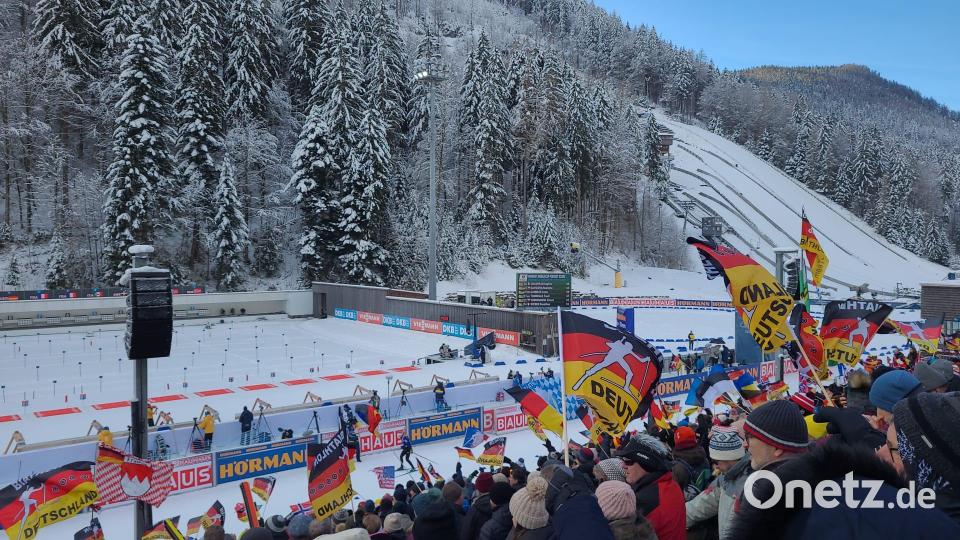 Von der Tribüne aus konnten die Teilnehmer die Schießleistungen der Biathleten verfolgen. Bild: Sportschützen Kastl/exb