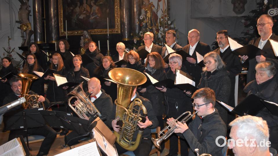 Die Chorgemeinschaft &quot;St. Georg&quot; in der Pressather Georgskirche beim 1. Mitsingkonzert. Bild: rgr